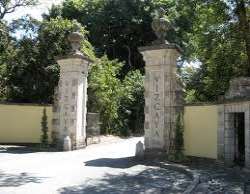 The villa was a victim of a heist job in 1971. 3 p The villa was a victim of a heist job in 1971. 3 people from New York raided and stole $1.5 million in works of art, silver, and jewelry. The thieves